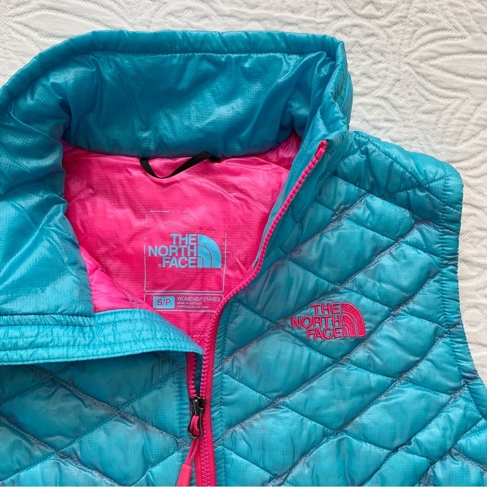 The North Face Women's Thermoball Puffer Vest,‎ Blue / Pink - Picture 3 of 4